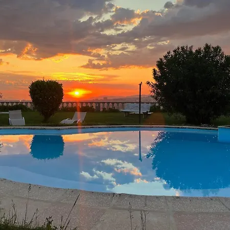 Con Piscina Y 2000 M De Jardin 펜션 *