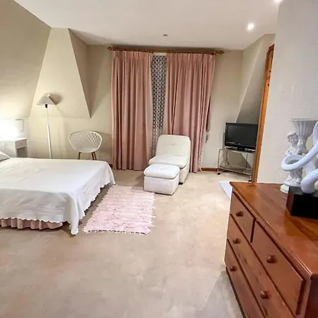 Con Piscina Y 2000 M De Jardin Holiday home *